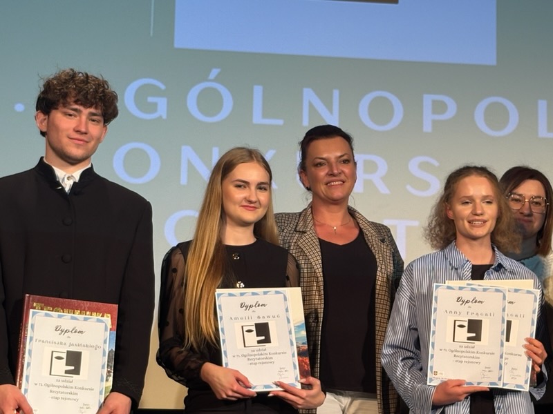 Laureaci konkursu wraz z Dyrektor MDK - panią Honoratą Łysiak